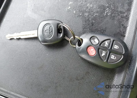 2018 Toyota Sienna Se 8 Passenger z USA, uszkodzony, nr VIN 5TDXZ3DC9JS925501